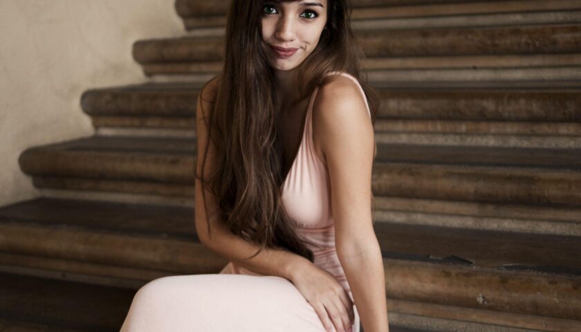 une femme avec de beaux cheveux